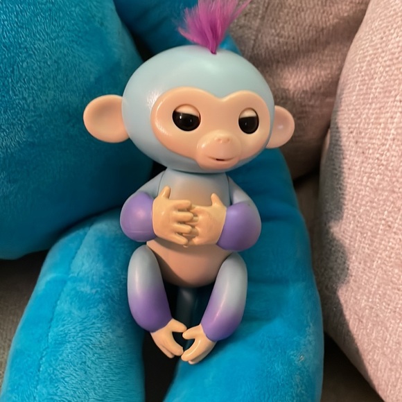 2 Fingerlings Big Blue 1 is Boris and the Aqua 1 is Ombré Ava. Both talk. - Picture 3 of 8